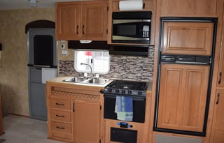 Beautifully updated 2006 Jayco Jay Flight with comfy queen and bunks! - Huge slideout