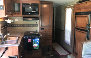 2014 Fleetwood RV Jamboree Sport 31M- LOW Miles