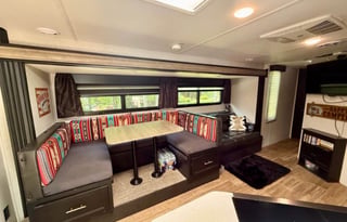 Luxury Black Label RV Sleeps 9 - Outdoor Kitchen