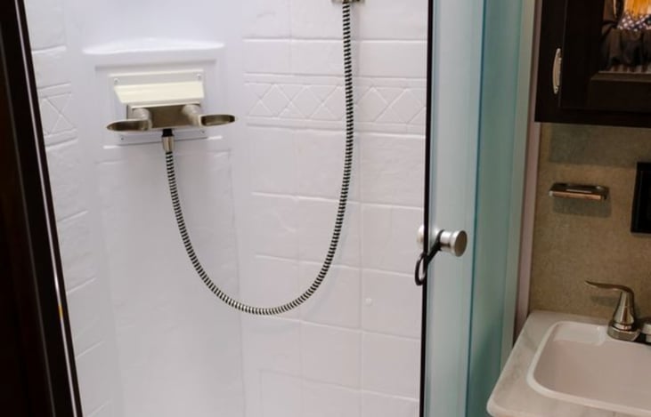 Fully enclosed shower