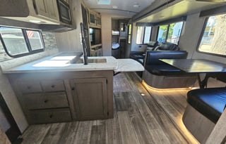 21 Outback Ultra Lite-Half ton / Pet Friendly