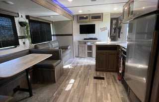 2021 Zinger Lite ZR270BH Travel Trailer RV Rental