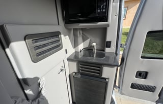 Luxury Mercedes Sprinter Cruiser Van Seats 8