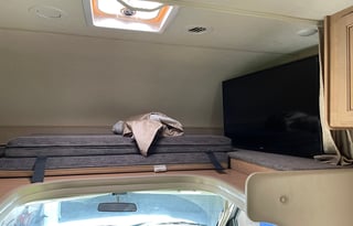 2 Red Girlz RV- 32' sleeps 7- Dog friendly