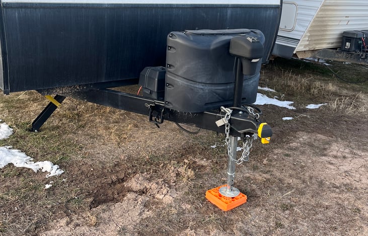 Curt equalizer hitch. Two standard propane tanks. Electric front jack.