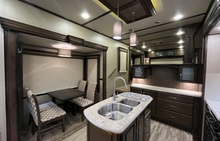 43’ Luxurious & Spacious 5th Wheel