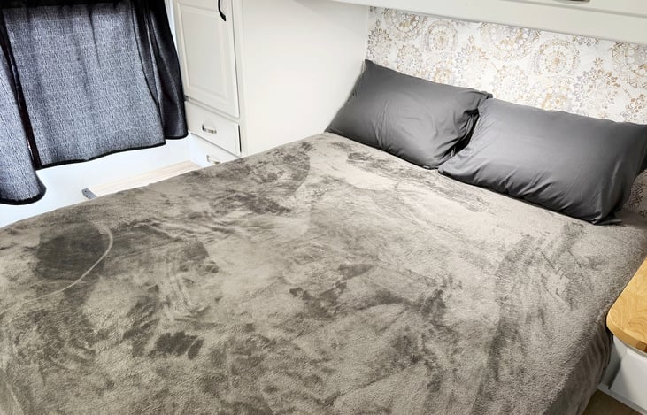 Las Vegas RV Bedroom – Queen Bed – Sleeps 5 Adults and 2 Kids – Family Travel