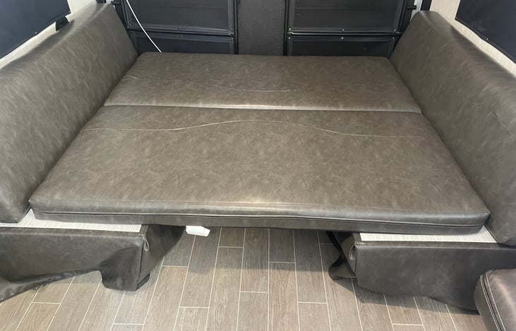 Dinette bed to show how to set up