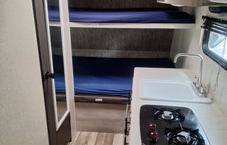 Sleeps 4 PLEASE READ UNDER DESCRIPTION FIRST