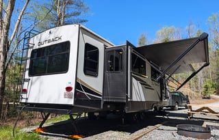 Outback: Chef's kitchen, King bed, 3 slides, Solar