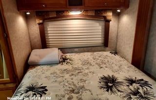 Spacious 35 ft mortorhome dual slides..