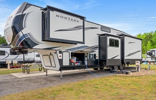 2 Brm w/a loft Coastal Adventure 5th wheel retreat