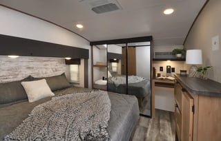 44' 5th Wheel w/ Rear Bath/Bunkhouse Sleeps 8
