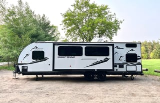 2022 GREY WOLF - PERFECT FAMILY CAMPER, SLEEPS 8