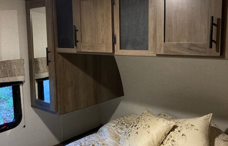 Master Bedroom with closable sliding door. (queen size bed)