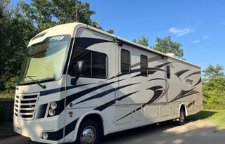 Harvey the RV - King bed & bunks, 2 A/Cs, Sleeps 8