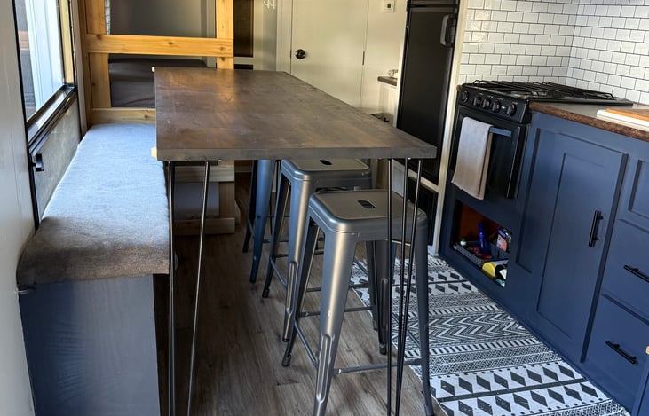 moveable table, can seat 6