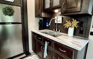 Phoenix Luxe Retreat – 2 Bedroom Family 5th Wheel