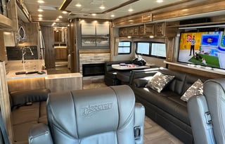 2019 Fleetwood RV Discovery 38W - Sleeps 8