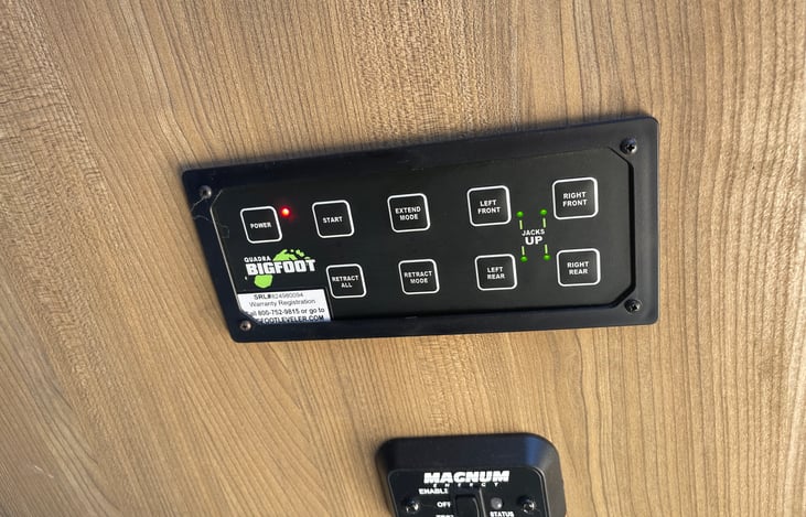 Auto-leveling jacks for full stability