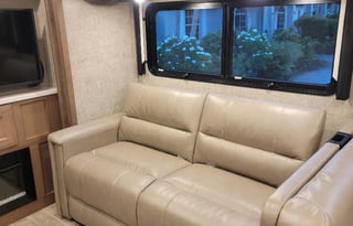 2022 Thor Motor Coach Miramar 37.1