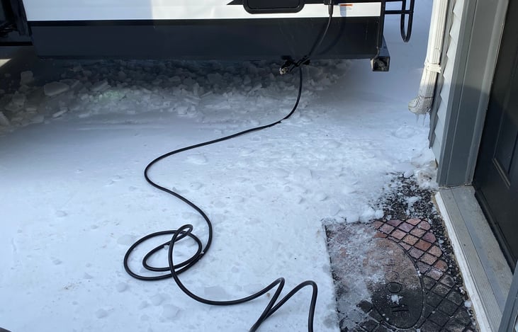 Electrical cord plugs into back of trailer of driver side