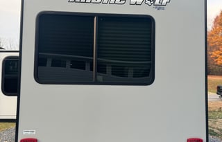 2022 Arctic Wolf 5th wheel sleeps 8-10