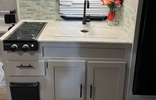 Razzmatazz RV Rental- Pet Friendly