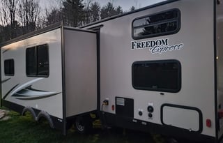 MoJo's 2018 Coachmen Freedom Express 29SE Sleeps 9