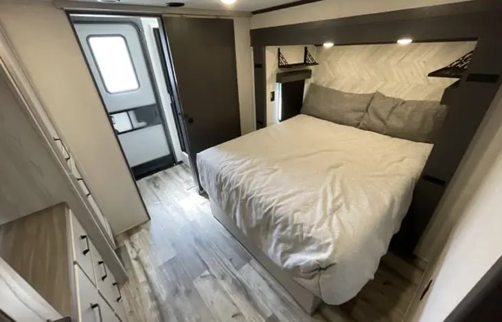 Secondary private bedroom. Queen bed.