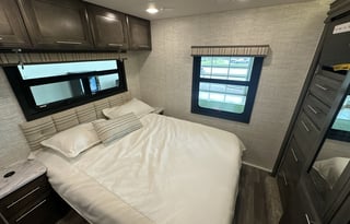 The Cowtown Coach! - AutoLevel, 2 A/Cs, Bunk Model