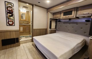 Class A Diesel Pusher bunkhouse w/ 2 full baths