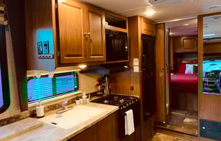 Lucy - Luxury RV for Your Stay in Camp Sherman