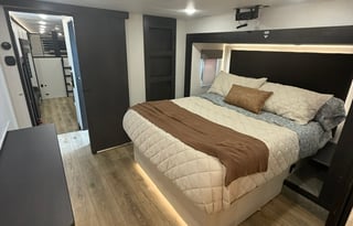 Luxury Camping Experience | Spacious Sabre 36DBB