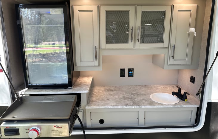 Outdoor Kitchen with fridge and sink!