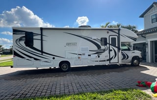 Luxury Family RV • Sleeps 7 • Fully Stocked