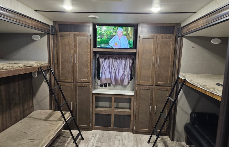 Bunkhouse with 3 single beds and a couch that turns into a double bed