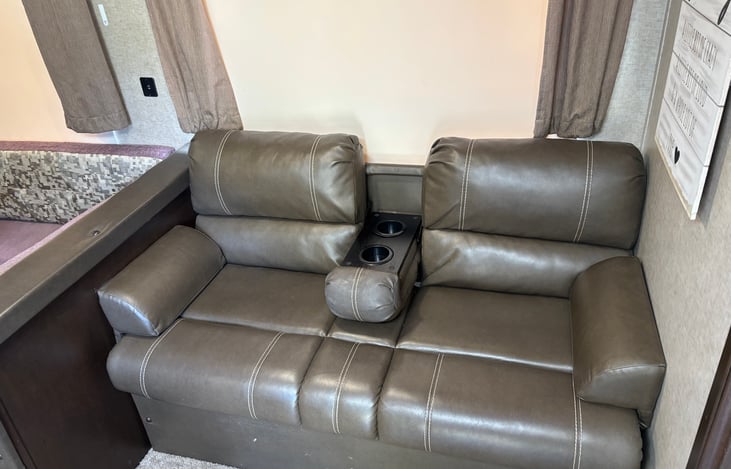 Jackknife love seat with center console and cup holders