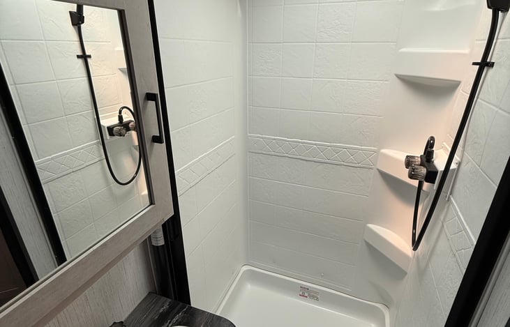 Full size hower, can accomodate persons up to 6ft 3in tall