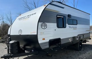 2025 Wildwood Wanderer Light Sleeps 6 double bunks