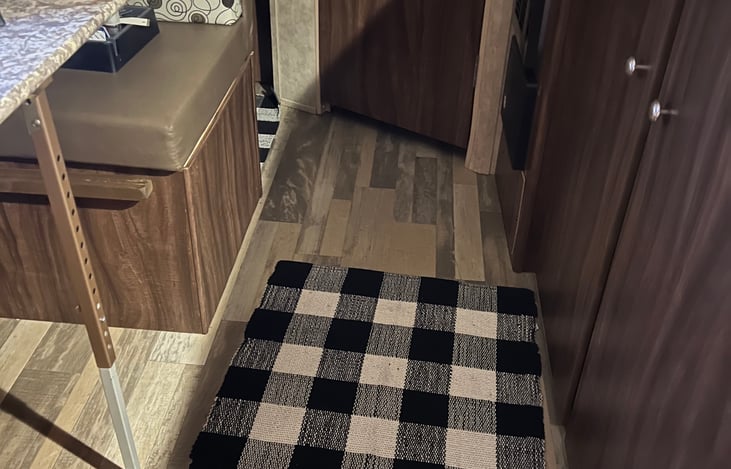 Carpets provided, easy to shake dirt off!