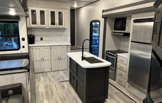 Amazing RV -2 Bedrooms, 1.5 Baths, Fully Equipped!