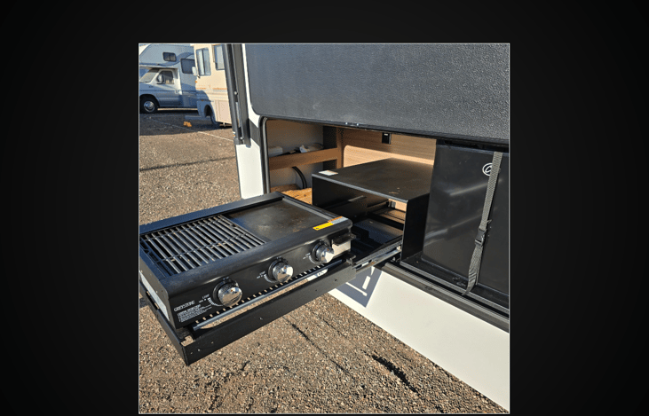 🍳 Outdoor Kitchen Convenience
Take the party outside! You'll love the convenient outdoor cookstove and mini-refrigerator, making it easy to grab a cold drink and grill up a meal without ever stepping