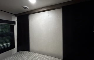 26' w/ Private Queen Suite & Bunks - Delivery only