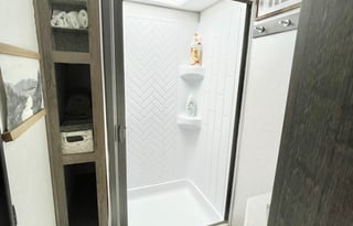 Luxurious, cozy glamper, outdoor kitchen + more!