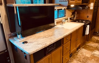 Lucy - Luxury RV for Your Stay in Camp Sherman