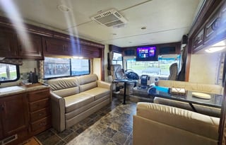 2011 Thor Motor Coach - Hurricane 32D