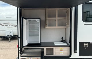 Easy Luxury Getaway! King Bed!