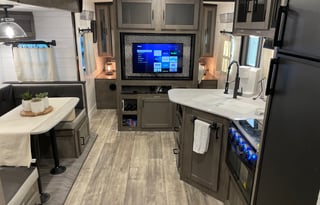 Deluxe Farmhouse Glamper