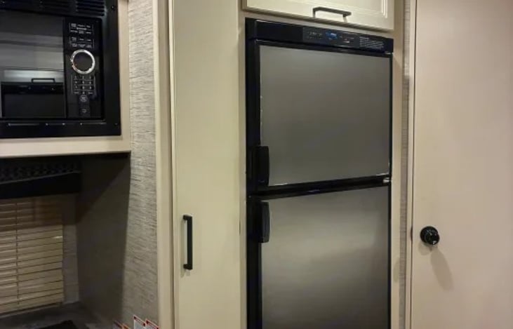 Double-door refrigerator/freezer (runs on gas/electric auto-switch)
